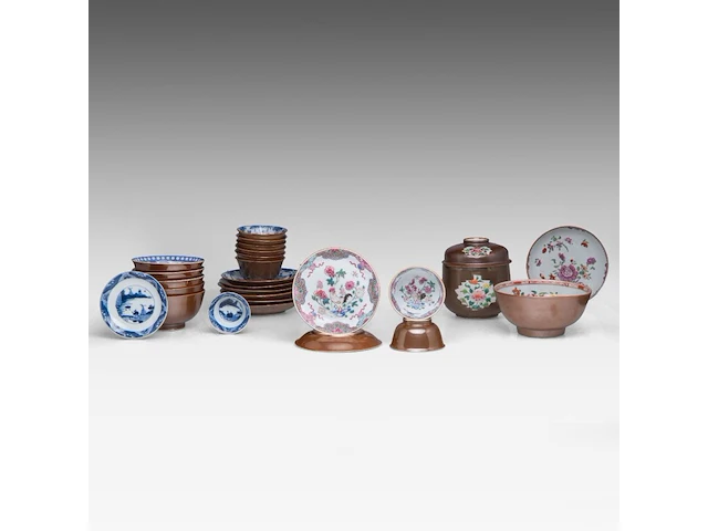 A group of chinese café-au-lait cups and saucers, incl. two fine famille rose sets with 'rooster in a garden' decoration, 18thc, tallest h 13 cm (26) - afbeelding 1 van  5