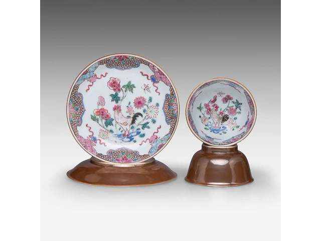 A group of chinese café-au-lait cups and saucers, incl. two fine famille rose sets with 'rooster in a garden' decoration, 18thc, tallest h 13 cm (26) - afbeelding 2 van  5