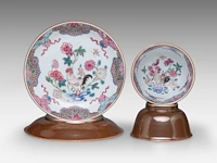 A group of chinese café-au-lait cups and saucers, incl. two fine famille rose sets with 'rooster in a garden' decoration, 18thc, tallest h 13 cm (26) - afbeelding 2 van  5