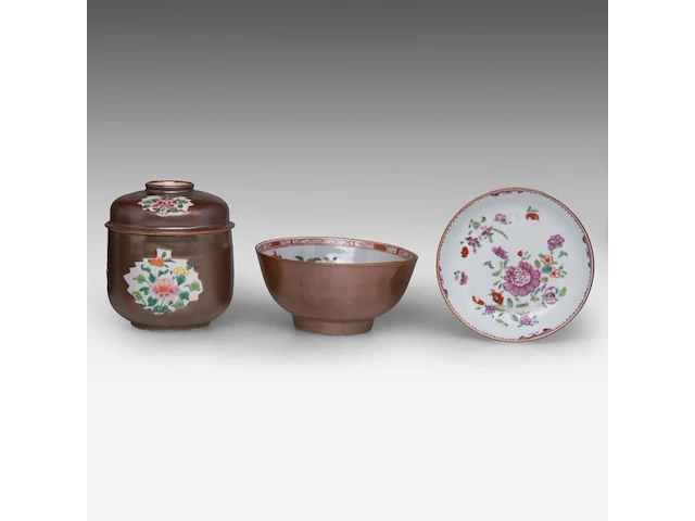 A group of chinese café-au-lait cups and saucers, incl. two fine famille rose sets with 'rooster in a garden' decoration, 18thc, tallest h 13 cm (26) - afbeelding 3 van  5