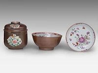 A group of chinese café-au-lait cups and saucers, incl. two fine famille rose sets with 'rooster in a garden' decoration, 18thc, tallest h 13 cm (26) - afbeelding 3 van  5