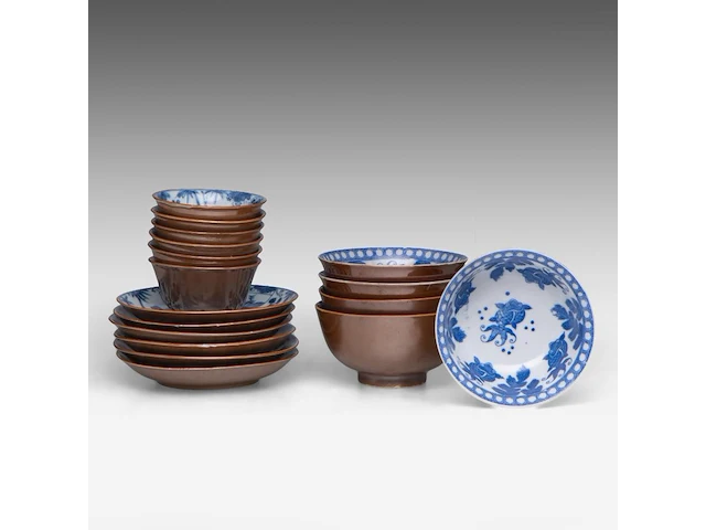 A group of chinese café-au-lait cups and saucers, incl. two fine famille rose sets with 'rooster in a garden' decoration, 18thc, tallest h 13 cm (26) - afbeelding 4 van  5