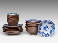 A group of chinese café-au-lait cups and saucers, incl. two fine famille rose sets with 'rooster in a garden' decoration, 18thc, tallest h 13 cm (26) - afbeelding 4 van  5