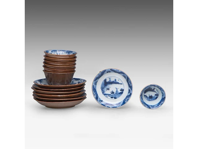 A group of chinese café-au-lait cups and saucers, incl. two fine famille rose sets with 'rooster in a garden' decoration, 18thc, tallest h 13 cm (26) - afbeelding 5 van  5