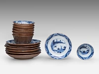 A group of chinese café-au-lait cups and saucers, incl. two fine famille rose sets with 'rooster in a garden' decoration, 18thc, tallest h 13 cm (26) - afbeelding 5 van  5