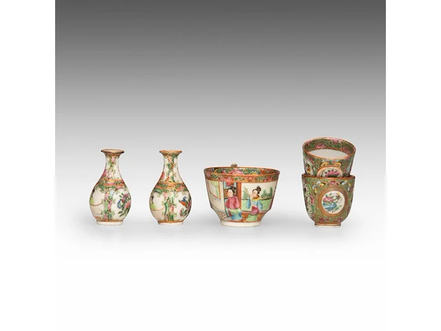 A group of chinese canton famille rose ware, incl. a miniature fanghu vase decorated with figures on a terrace, 19thc, tallest 25,5 cm (16) - afbeelding 2 van  15