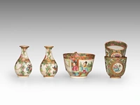 A group of chinese canton famille rose ware, incl. a miniature fanghu vase decorated with figures on a terrace, 19thc, tallest 25,5 cm (16) - afbeelding 2 van  15