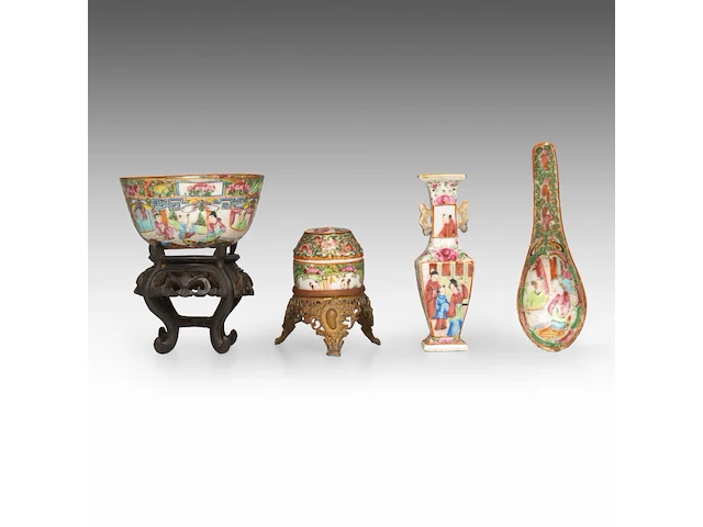 A group of chinese canton famille rose ware, incl. a miniature fanghu vase decorated with figures on a terrace, 19thc, tallest 25,5 cm (16) - afbeelding 3 van  15
