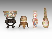 A group of chinese canton famille rose ware, incl. a miniature fanghu vase decorated with figures on a terrace, 19thc, tallest 25,5 cm (16) - afbeelding 3 van  15