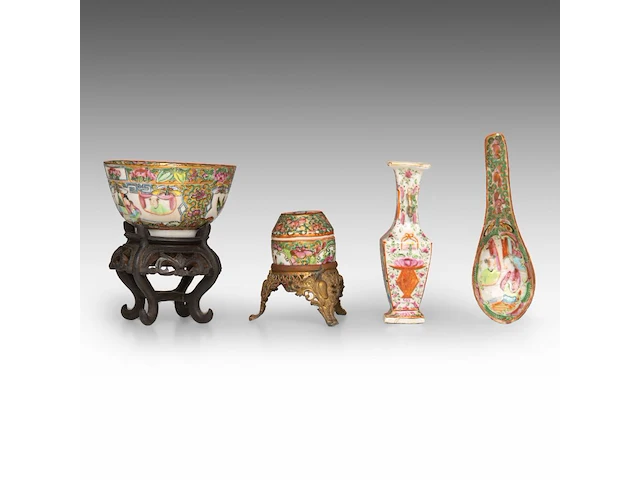 A group of chinese canton famille rose ware, incl. a miniature fanghu vase decorated with figures on a terrace, 19thc, tallest 25,5 cm (16) - afbeelding 4 van  15