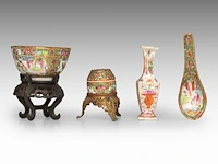 A group of chinese canton famille rose ware, incl. a miniature fanghu vase decorated with figures on a terrace, 19thc, tallest 25,5 cm (16) - afbeelding 4 van  15