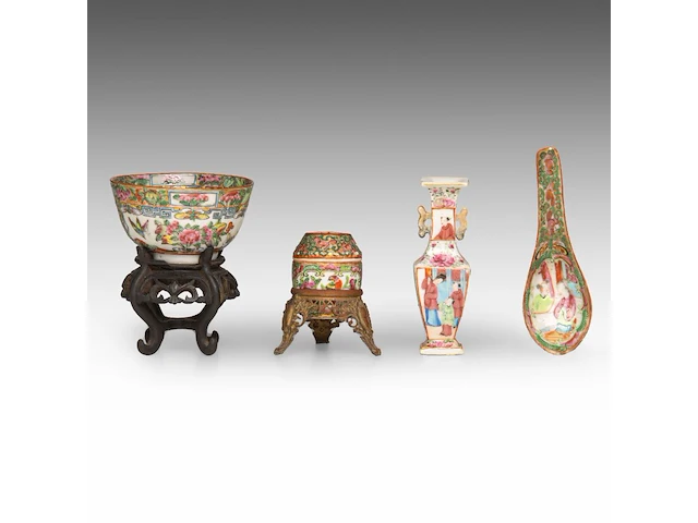 A group of chinese canton famille rose ware, incl. a miniature fanghu vase decorated with figures on a terrace, 19thc, tallest 25,5 cm (16) - afbeelding 5 van  15