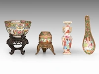 A group of chinese canton famille rose ware, incl. a miniature fanghu vase decorated with figures on a terrace, 19thc, tallest 25,5 cm (16) - afbeelding 5 van  15