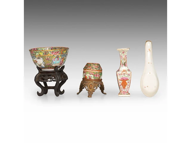 A group of chinese canton famille rose ware, incl. a miniature fanghu vase decorated with figures on a terrace, 19thc, tallest 25,5 cm (16) - afbeelding 6 van  15
