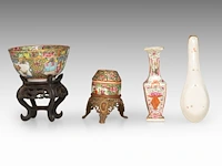 A group of chinese canton famille rose ware, incl. a miniature fanghu vase decorated with figures on a terrace, 19thc, tallest 25,5 cm (16) - afbeelding 6 van  15