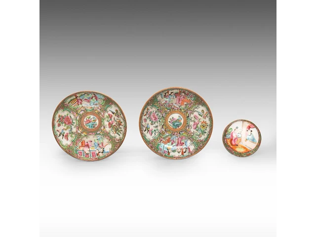 A group of chinese canton famille rose ware, incl. a miniature fanghu vase decorated with figures on a terrace, 19thc, tallest 25,5 cm (16) - afbeelding 7 van  15