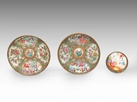 A group of chinese canton famille rose ware, incl. a miniature fanghu vase decorated with figures on a terrace, 19thc, tallest 25,5 cm (16) - afbeelding 7 van  15