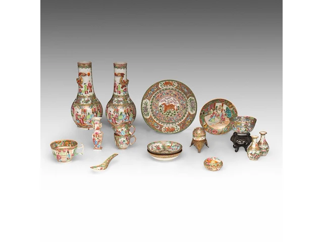 A group of chinese canton famille rose ware, incl. a miniature fanghu vase decorated with figures on a terrace, 19thc, tallest 25,5 cm (16) - afbeelding 8 van  15