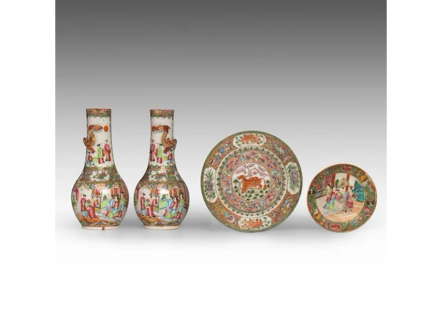 A group of chinese canton famille rose ware, incl. a miniature fanghu vase decorated with figures on a terrace, 19thc, tallest 25,5 cm (16) - afbeelding 9 van  15