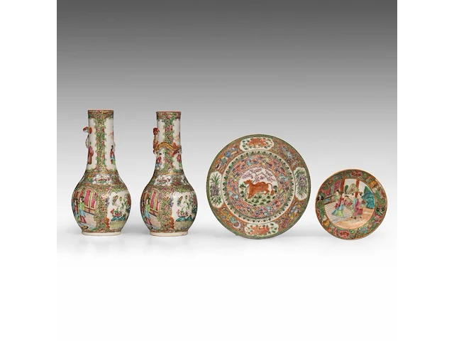 A group of chinese canton famille rose ware, incl. a miniature fanghu vase decorated with figures on a terrace, 19thc, tallest 25,5 cm (16) - afbeelding 10 van  15
