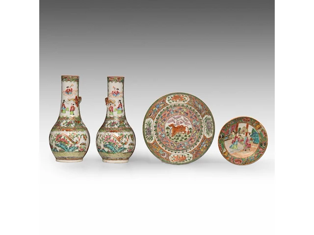 A group of chinese canton famille rose ware, incl. a miniature fanghu vase decorated with figures on a terrace, 19thc, tallest 25,5 cm (16) - afbeelding 11 van  15
