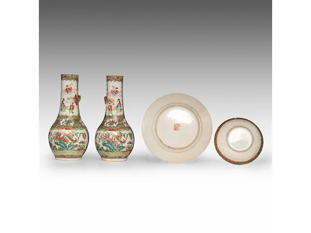 A group of chinese canton famille rose ware, incl. a miniature fanghu vase decorated with figures on a terrace, 19thc, tallest 25,5 cm (16) - afbeelding 12 van  15