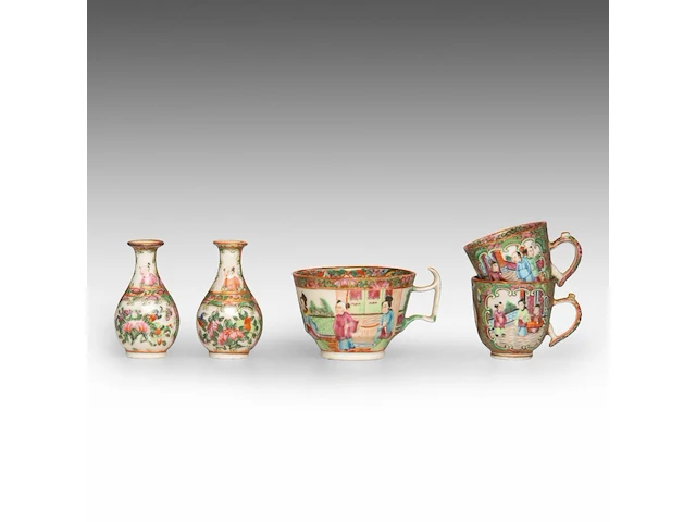 A group of chinese canton famille rose ware, incl. a miniature fanghu vase decorated with figures on a terrace, 19thc, tallest 25,5 cm (16) - afbeelding 13 van  15