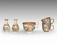 A group of chinese canton famille rose ware, incl. a miniature fanghu vase decorated with figures on a terrace, 19thc, tallest 25,5 cm (16) - afbeelding 13 van  15