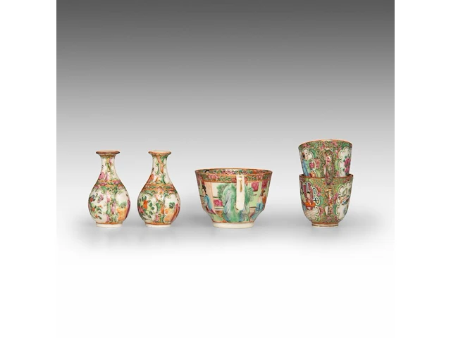 A group of chinese canton famille rose ware, incl. a miniature fanghu vase decorated with figures on a terrace, 19thc, tallest 25,5 cm (16) - afbeelding 14 van  15