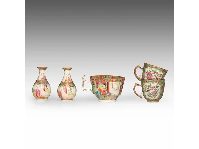 A group of chinese canton famille rose ware, incl. a miniature fanghu vase decorated with figures on a terrace, 19thc, tallest 25,5 cm (16) - afbeelding 15 van  15