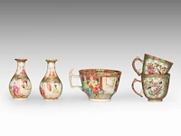 A group of chinese canton famille rose ware, incl. a miniature fanghu vase decorated with figures on a terrace, 19thc, tallest 25,5 cm (16) - afbeelding 15 van  15