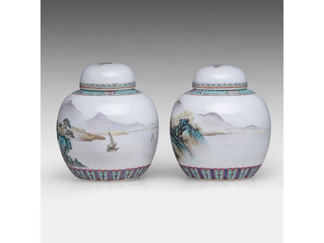 A group of chinese famille rose export plates, incl. one 'mandarins on a terrace', 18thc, ø 23 - 25 cm - added a pair of vintage tea caddies, total h 12 cm (11) - afbeelding 3 van  17