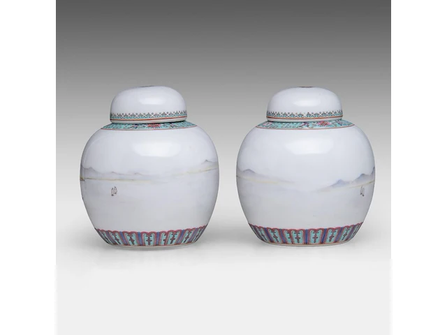 A group of chinese famille rose export plates, incl. one 'mandarins on a terrace', 18thc, ø 23 - 25 cm - added a pair of vintage tea caddies, total h 12 cm (11) - afbeelding 4 van  17