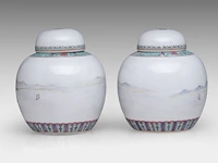 A group of chinese famille rose export plates, incl. one 'mandarins on a terrace', 18thc, ø 23 - 25 cm - added a pair of vintage tea caddies, total h 12 cm (11) - afbeelding 4 van  17
