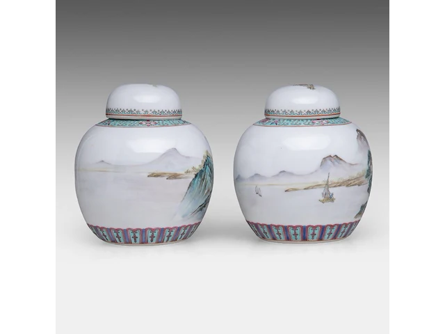 A group of chinese famille rose export plates, incl. one 'mandarins on a terrace', 18thc, ø 23 - 25 cm - added a pair of vintage tea caddies, total h 12 cm (11) - afbeelding 5 van  17