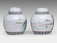 A group of chinese famille rose export plates, incl. one 'mandarins on a terrace', 18thc, ø 23 - 25 cm - added a pair of vintage tea caddies, total h 12 cm (11) - afbeelding 5 van  17