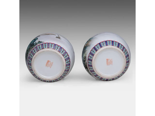 A group of chinese famille rose export plates, incl. one 'mandarins on a terrace', 18thc, ø 23 - 25 cm - added a pair of vintage tea caddies, total h 12 cm (11) - afbeelding 7 van  17
