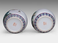 A group of chinese famille rose export plates, incl. one 'mandarins on a terrace', 18thc, ø 23 - 25 cm - added a pair of vintage tea caddies, total h 12 cm (11) - afbeelding 7 van  17