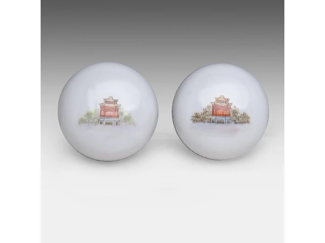 A group of chinese famille rose export plates, incl. one 'mandarins on a terrace', 18thc, ø 23 - 25 cm - added a pair of vintage tea caddies, total h 12 cm (11) - afbeelding 8 van  17