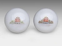 A group of chinese famille rose export plates, incl. one 'mandarins on a terrace', 18thc, ø 23 - 25 cm - added a pair of vintage tea caddies, total h 12 cm (11) - afbeelding 8 van  17