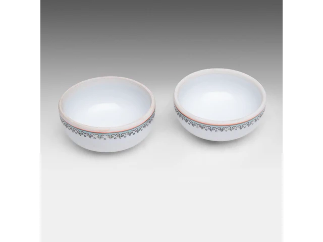 A group of chinese famille rose export plates, incl. one 'mandarins on a terrace', 18thc, ø 23 - 25 cm - added a pair of vintage tea caddies, total h 12 cm (11) - afbeelding 9 van  17