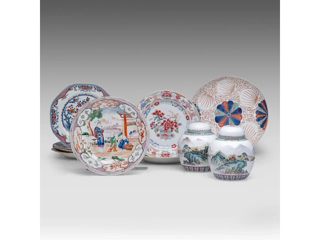 A group of chinese famille rose export plates, incl. one 'mandarins on a terrace', 18thc, ø 23 - 25 cm - added a pair of vintage tea caddies, total h 12 cm (11) - afbeelding 1 van  17