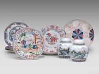 A group of chinese famille rose export plates, incl. one 'mandarins on a terrace', 18thc, ø 23 - 25 cm - added a pair of vintage tea caddies, total h 12 cm (11)