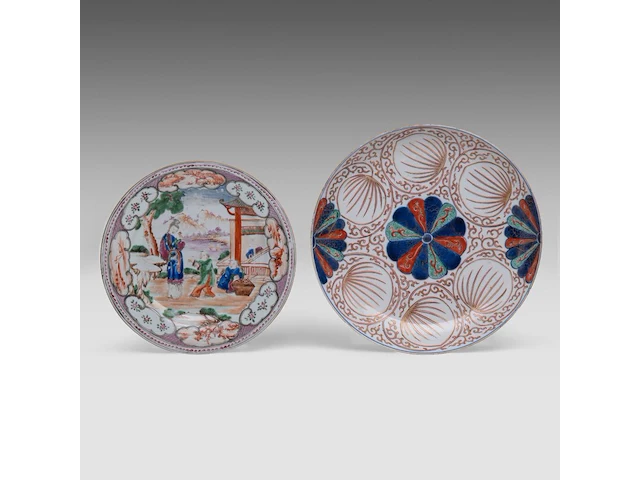 A group of chinese famille rose export plates, incl. one 'mandarins on a terrace', 18thc, ø 23 - 25 cm - added a pair of vintage tea caddies, total h 12 cm (11) - afbeelding 10 van  17
