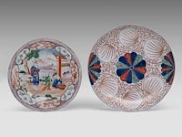 A group of chinese famille rose export plates, incl. one 'mandarins on a terrace', 18thc, ø 23 - 25 cm - added a pair of vintage tea caddies, total h 12 cm (11) - afbeelding 10 van  17