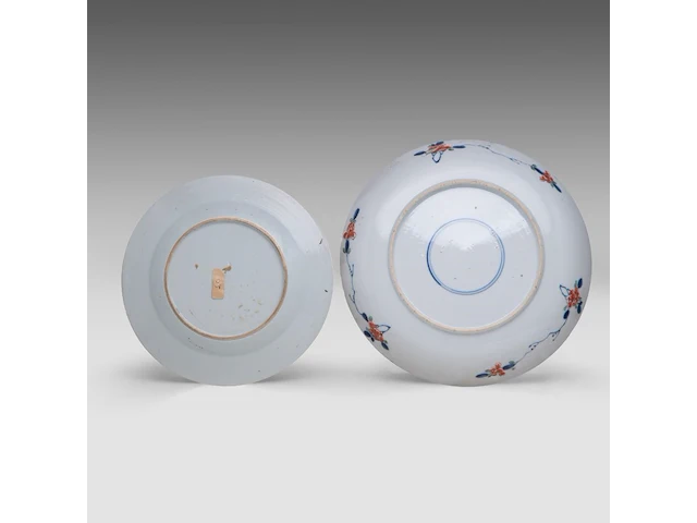 A group of chinese famille rose export plates, incl. one 'mandarins on a terrace', 18thc, ø 23 - 25 cm - added a pair of vintage tea caddies, total h 12 cm (11) - afbeelding 11 van  17