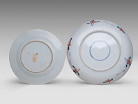 A group of chinese famille rose export plates, incl. one 'mandarins on a terrace', 18thc, ø 23 - 25 cm - added a pair of vintage tea caddies, total h 12 cm (11) - afbeelding 11 van  17