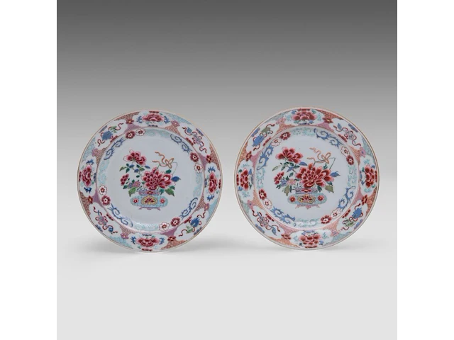 A group of chinese famille rose export plates, incl. one 'mandarins on a terrace', 18thc, ø 23 - 25 cm - added a pair of vintage tea caddies, total h 12 cm (11) - afbeelding 12 van  17