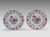 A group of chinese famille rose export plates, incl. one 'mandarins on a terrace', 18thc, ø 23 - 25 cm - added a pair of vintage tea caddies, total h 12 cm (11) - afbeelding 12 van  17