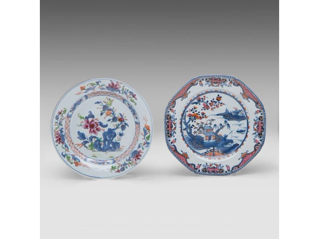 A group of chinese famille rose export plates, incl. one 'mandarins on a terrace', 18thc, ø 23 - 25 cm - added a pair of vintage tea caddies, total h 12 cm (11) - afbeelding 14 van  17